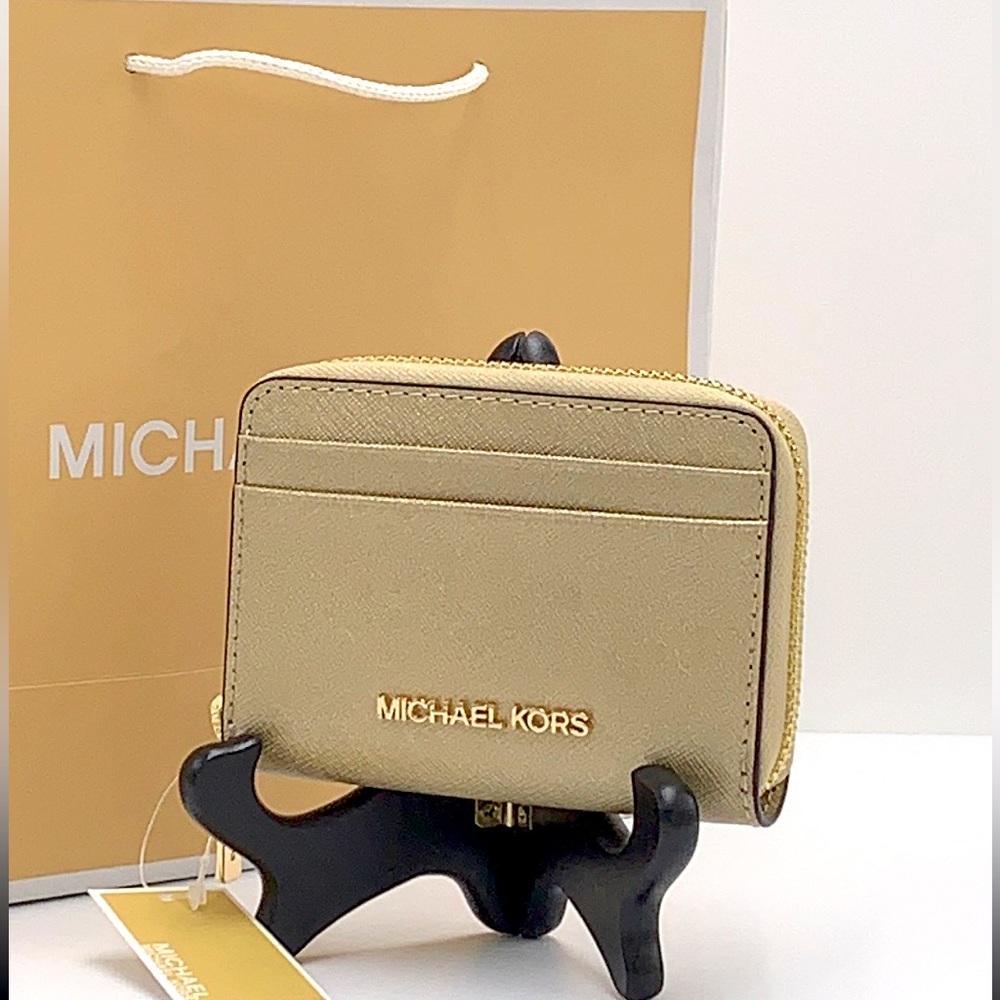 MICHAEL KORS JET SET TRAVEL
MEDIUM ZIP AROUND CARD CASE PALE
GOLD COLOR